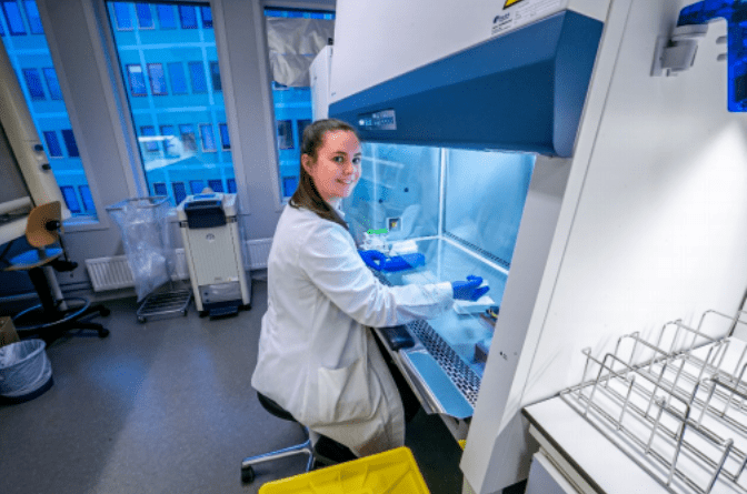 TESTING: Lindsey Martinsen jobber konsentrert over reagensrørene på laben til Amicoat. Foto: Torgrim Rath Olsen
